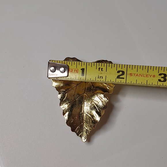 Large Gold Tone Lightweight Metal Leaf Scarf Clip - Picture 13 of 13